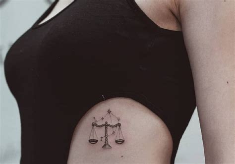 Tatuaje de signo de libra mujer